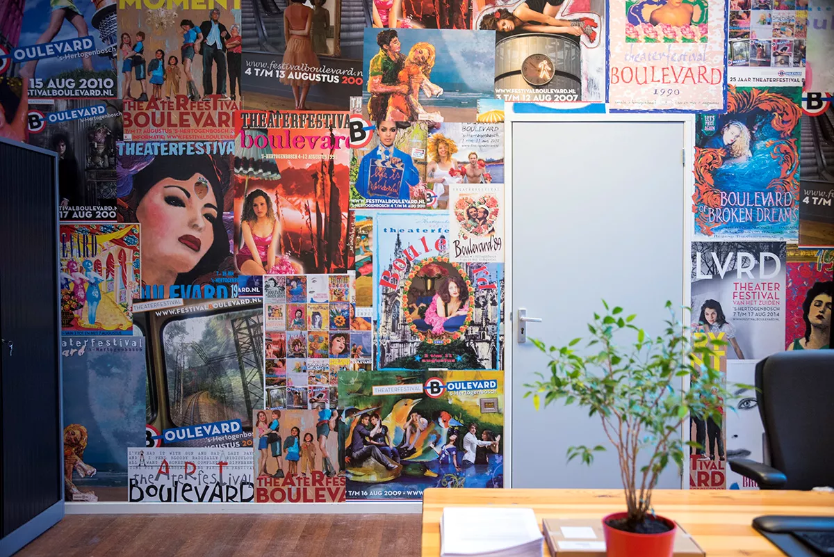 Kantoorruimte, Pand 18 met diverse affiches Theaterfestival Boulevard